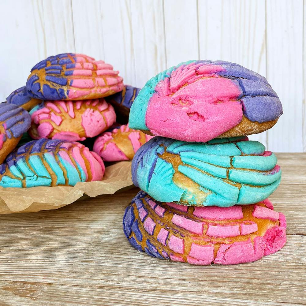 ElBolillo-UniConcha-Rainbow-Sweet-Bread-2