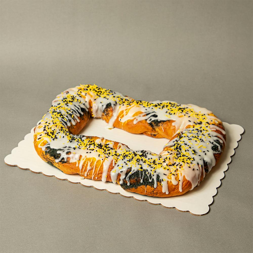 Kaydel-Black-and-Gold-King-Cake-1
