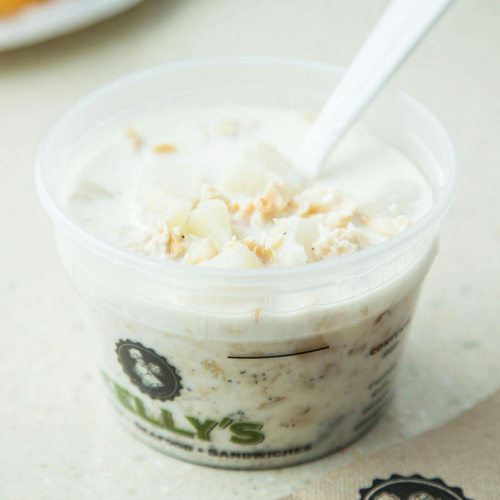 Kellys-Roast-Beef-Clam-Chowder-1