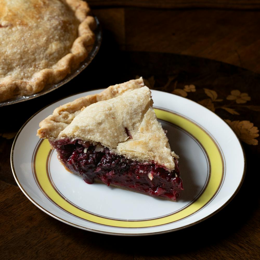 Pie_blackberry_raspberry_slice_and_pie