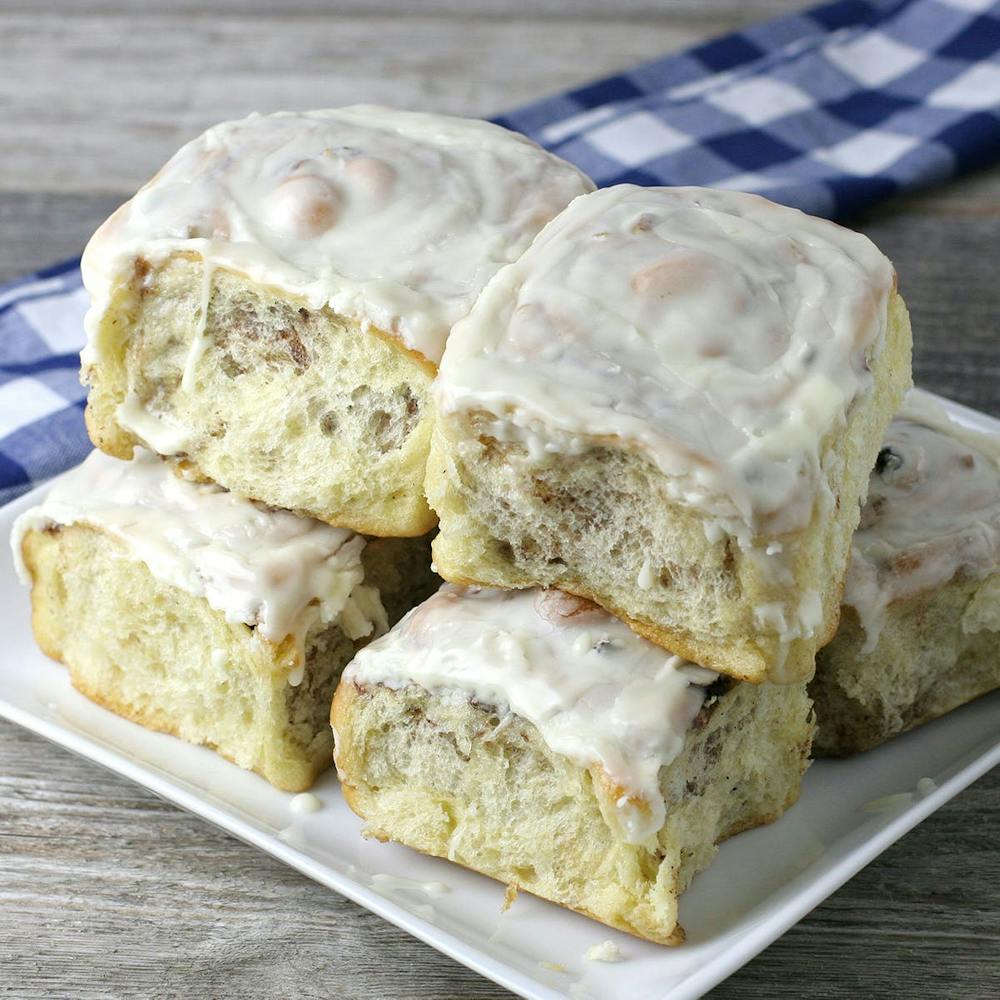cinnamon-rolls-with-raisins-and-pecans.2044a3662779326bbf20e73f5408a74c