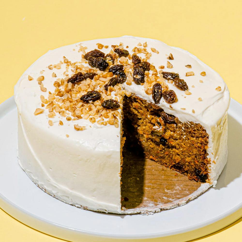 famous-carrot-cake-with-nuts-and-raisins.cfe82b1fad57fdac78cc92b4db9d999a