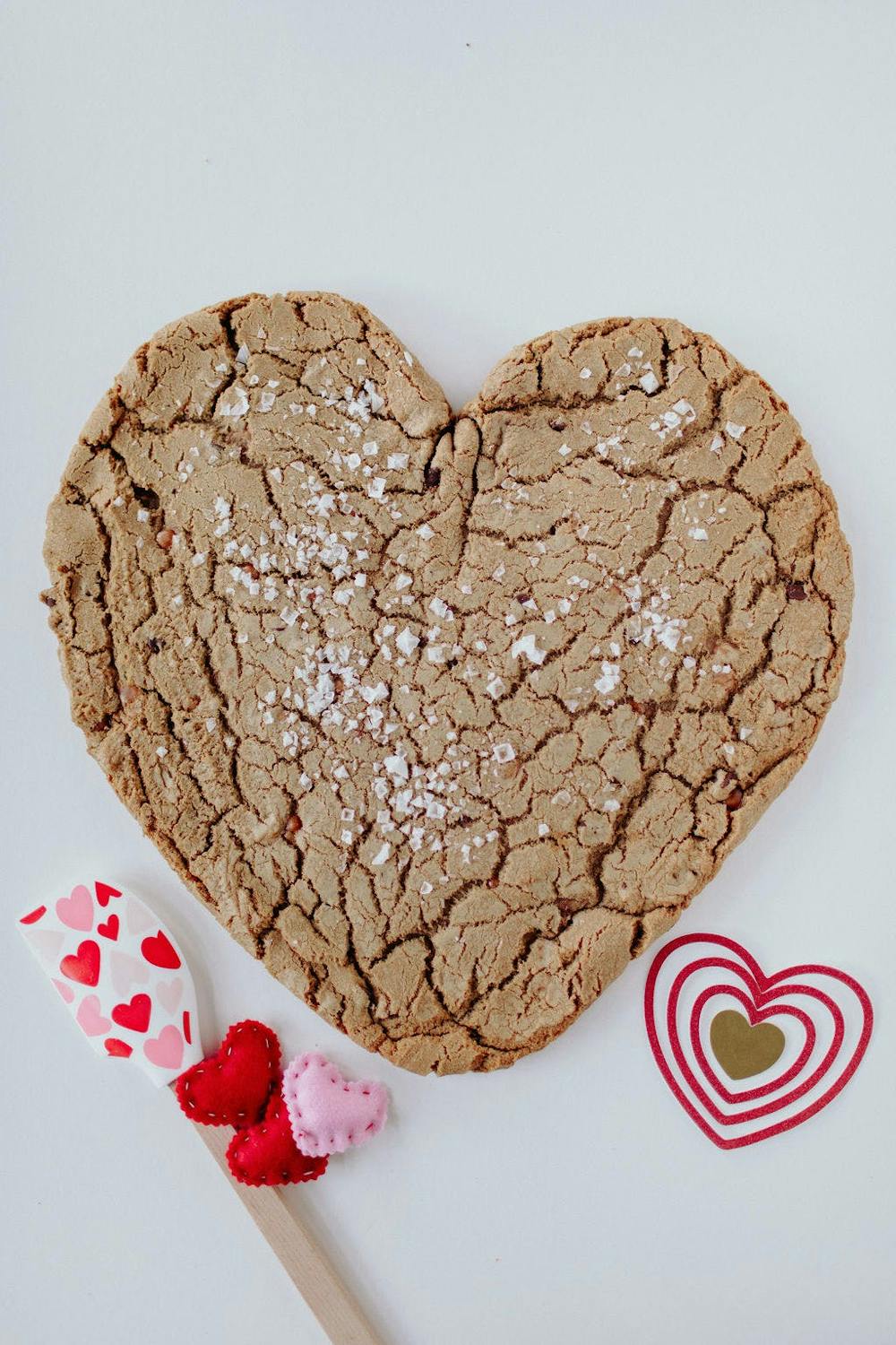 giant-5-lb-heart-cookie.158dcdc5504647c36d9bd1b7427020e9
