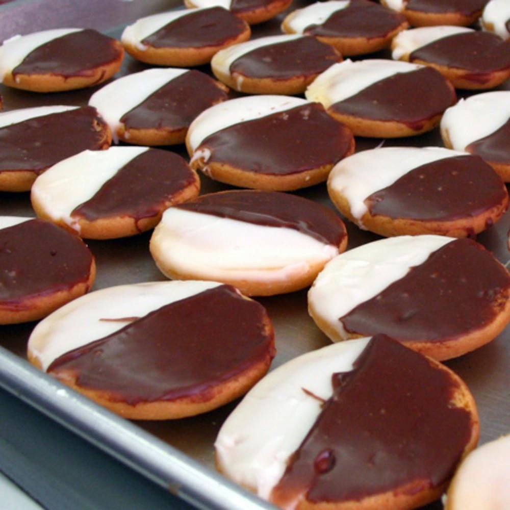 mini-gluten-free-black-and-white-cookies.153a4e6ac2150cc5e0212257c5bfe6cb