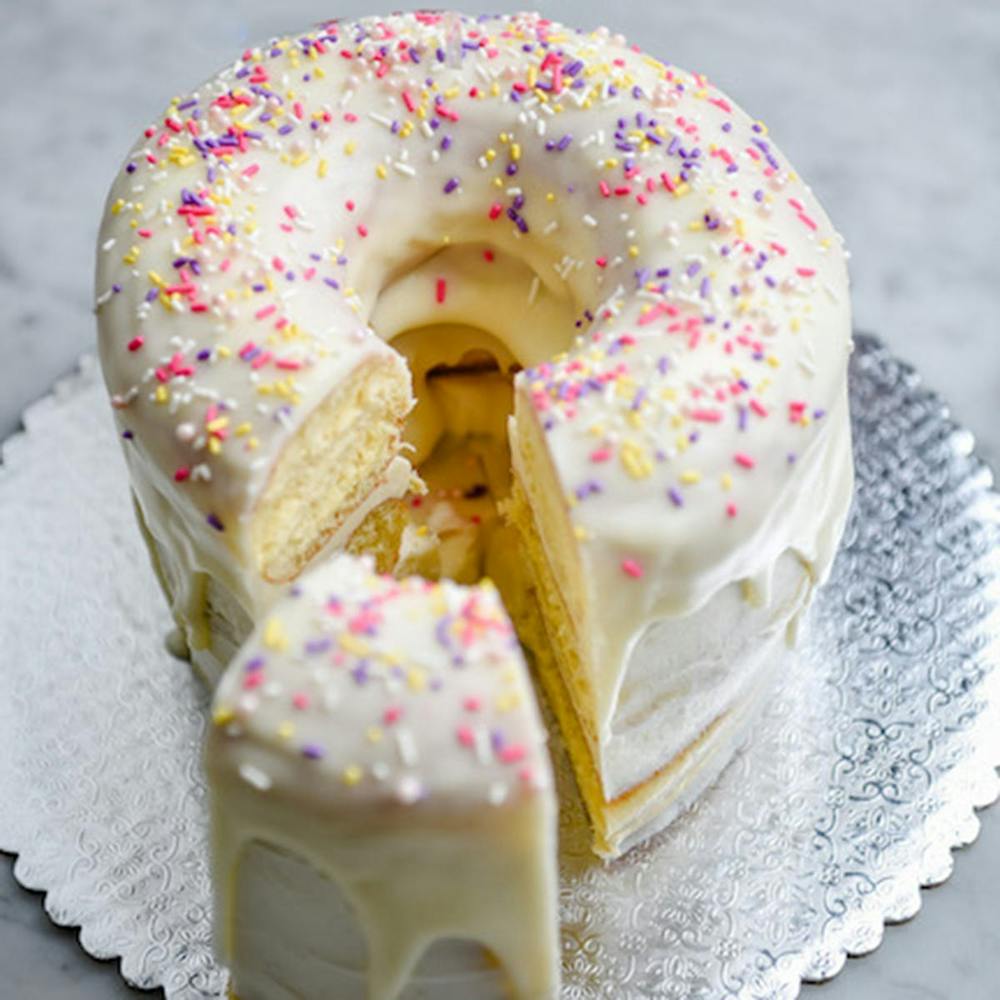 vanilla-jumbo-doh-nut-cake.522563fd132d6f07b9e6a4ca1eb4424e