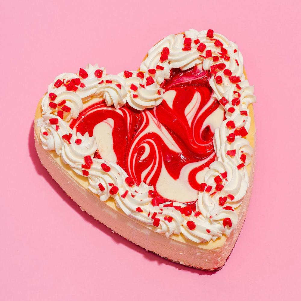 white-chocolate-strawberry-heart-cheesecake.4b99fa2b211ed2a16cdfb015feca99f3
